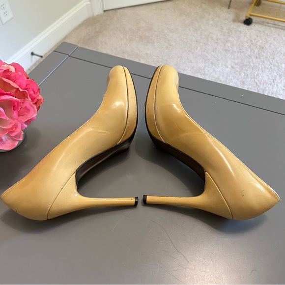 Stuart Weitzman Taupe Tan Patent Leather Round Toe Heels - Picture 8 of 11